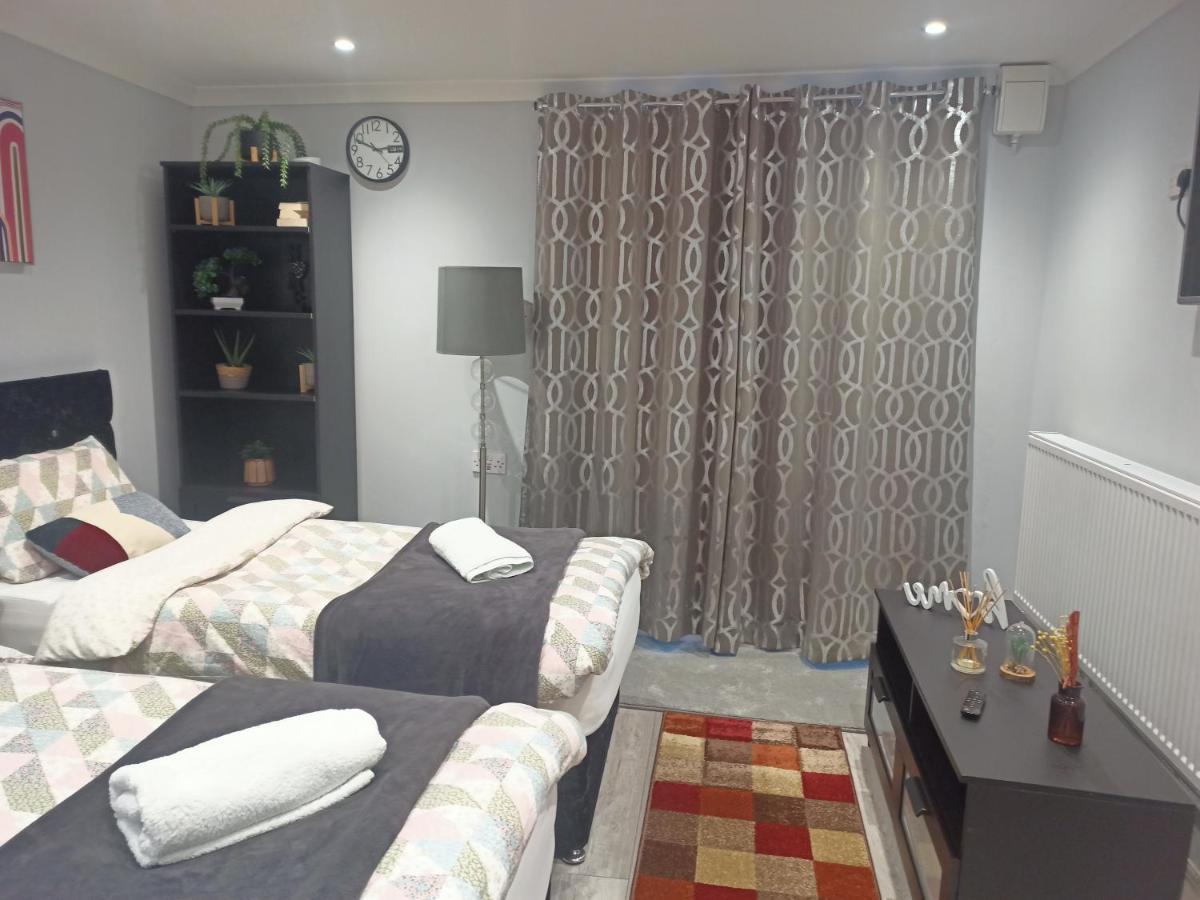 Homey Studio In Newport Perfect For Couples & Travelers Bagian luar foto