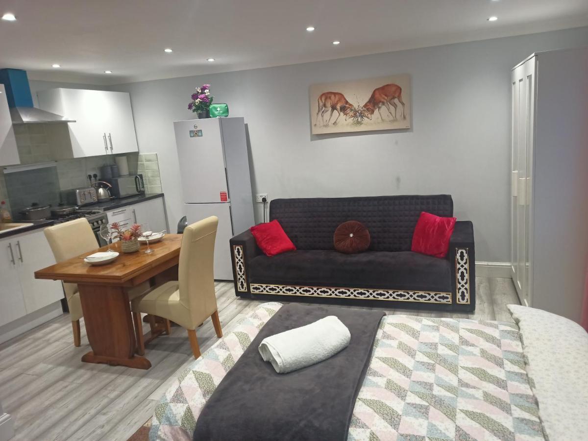 Homey Studio In Newport Perfect For Couples & Travelers Bagian luar foto