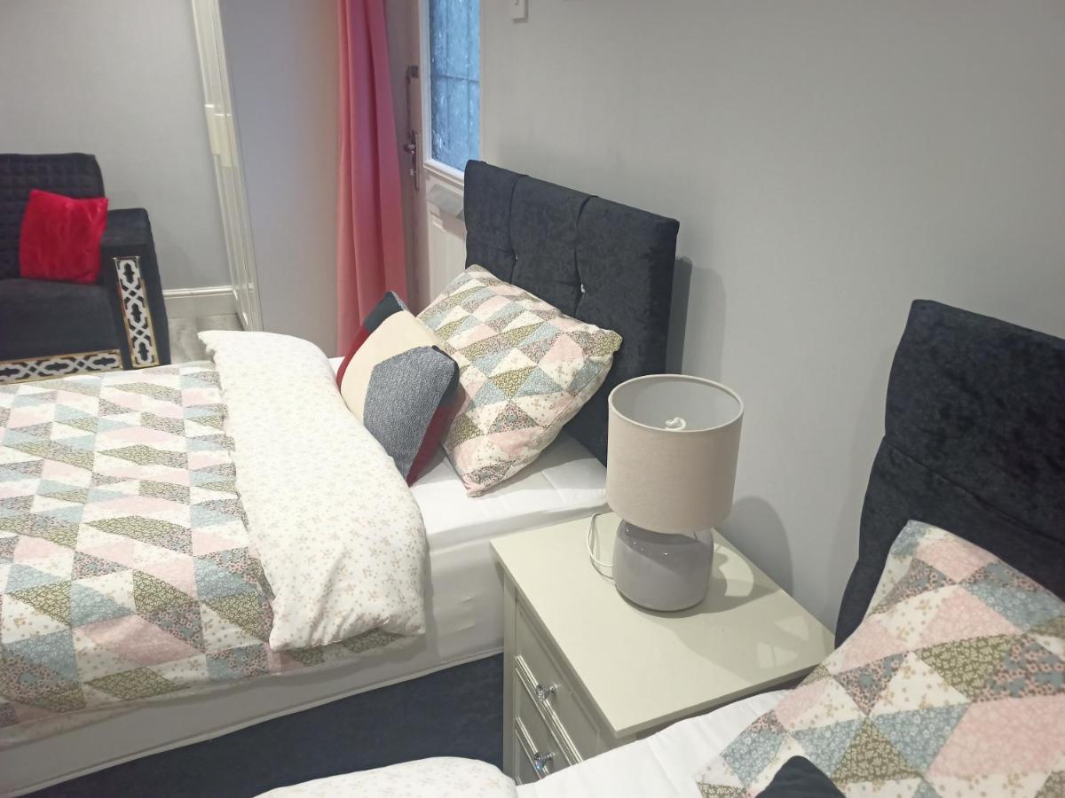 Homey Studio In Newport Perfect For Couples & Travelers Bagian luar foto