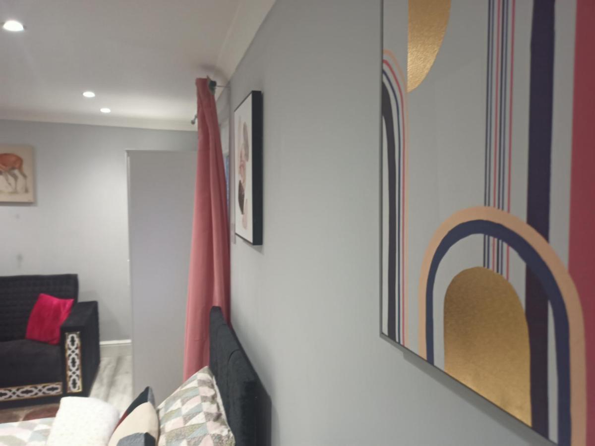 Homey Studio In Newport Perfect For Couples & Travelers Bagian luar foto