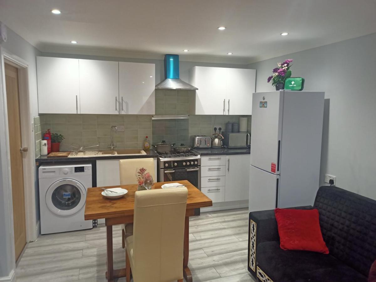 Homey Studio In Newport Perfect For Couples & Travelers Bagian luar foto