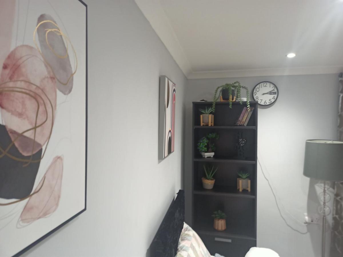 Homey Studio In Newport Perfect For Couples & Travelers Bagian luar foto