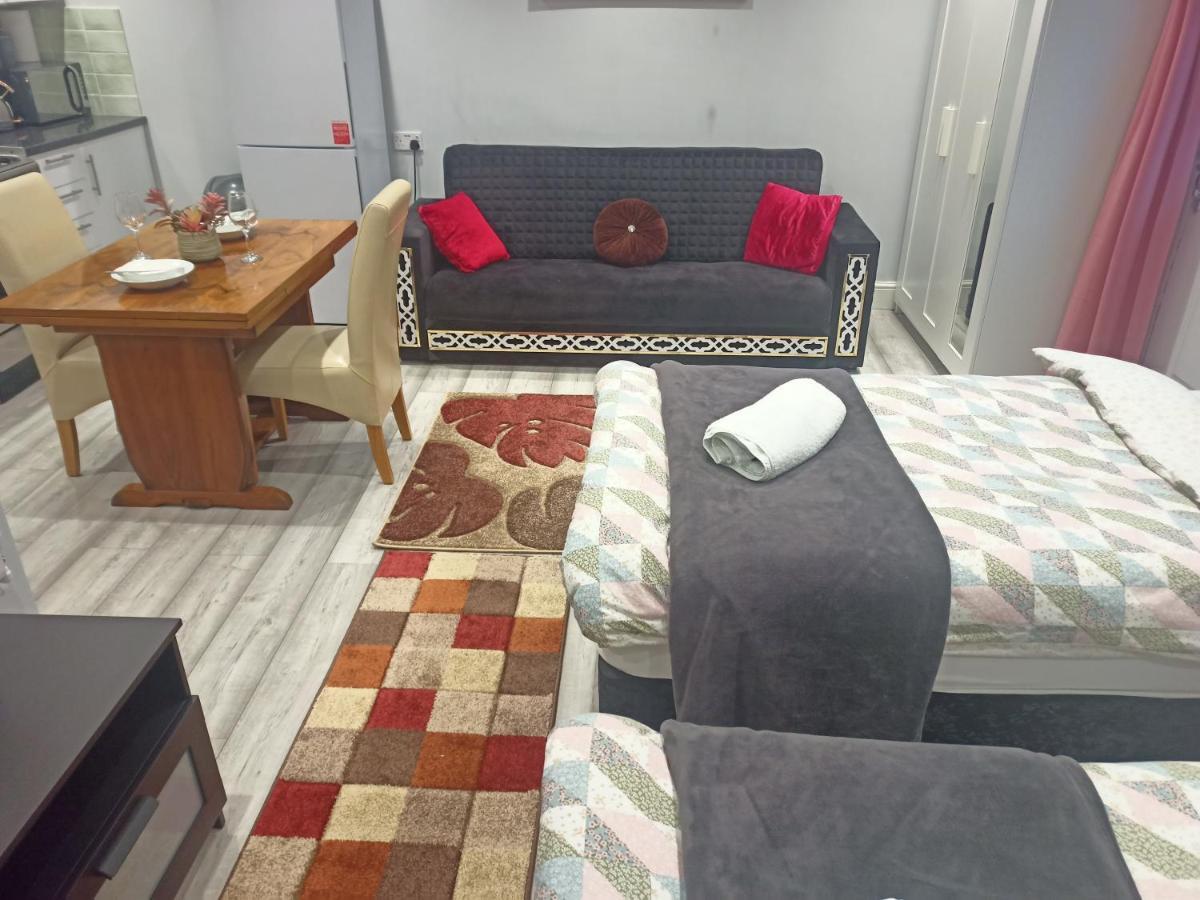 Homey Studio In Newport Perfect For Couples & Travelers Bagian luar foto