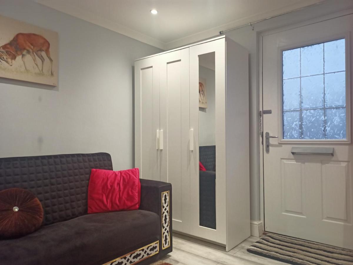 Homey Studio In Newport Perfect For Couples & Travelers Bagian luar foto