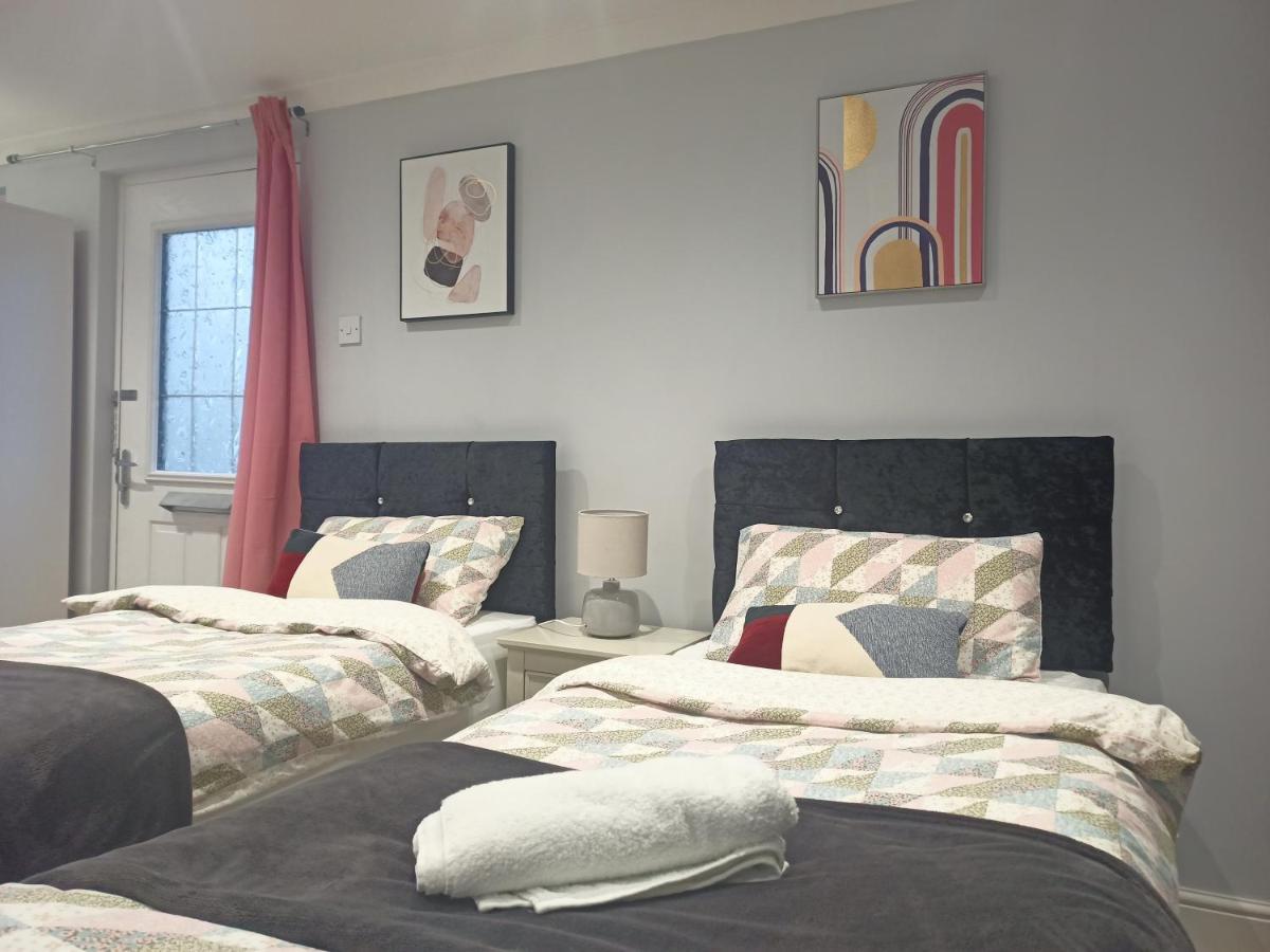 Homey Studio In Newport Perfect For Couples & Travelers Bagian luar foto