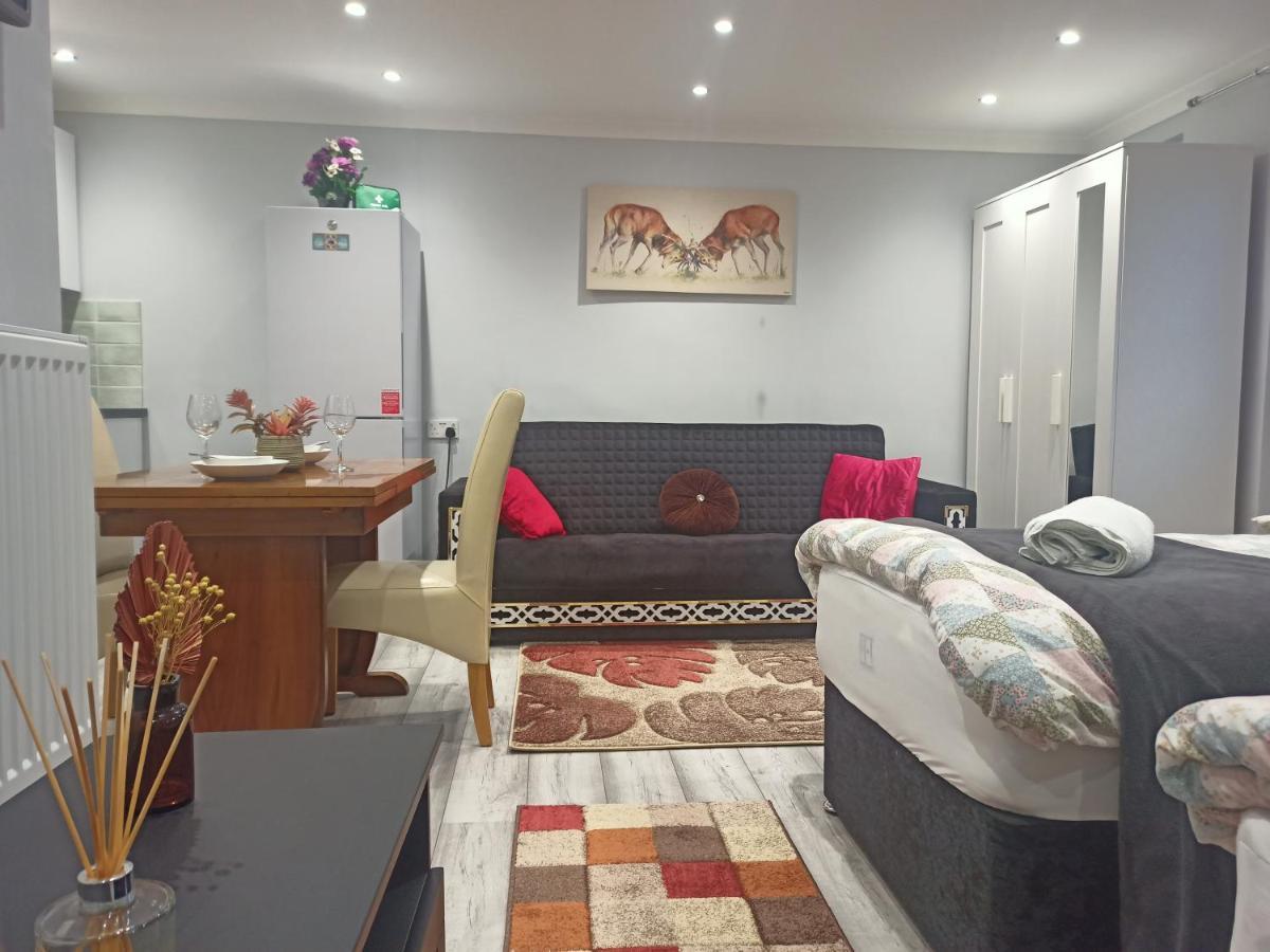 Homey Studio In Newport Perfect For Couples & Travelers Bagian luar foto