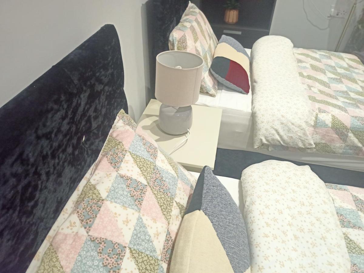 Homey Studio In Newport Perfect For Couples & Travelers Bagian luar foto