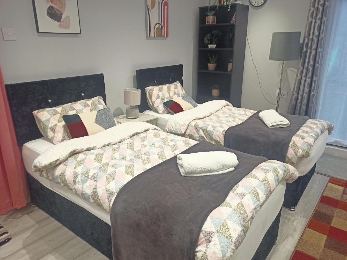 Homey Studio In Newport Perfect For Couples & Travelers Bagian luar foto