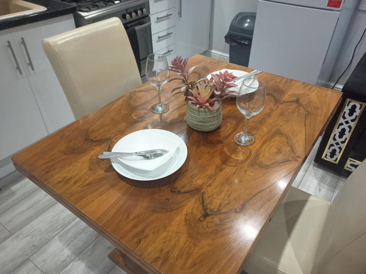 Homey Studio In Newport Perfect For Couples & Travelers Bagian luar foto
