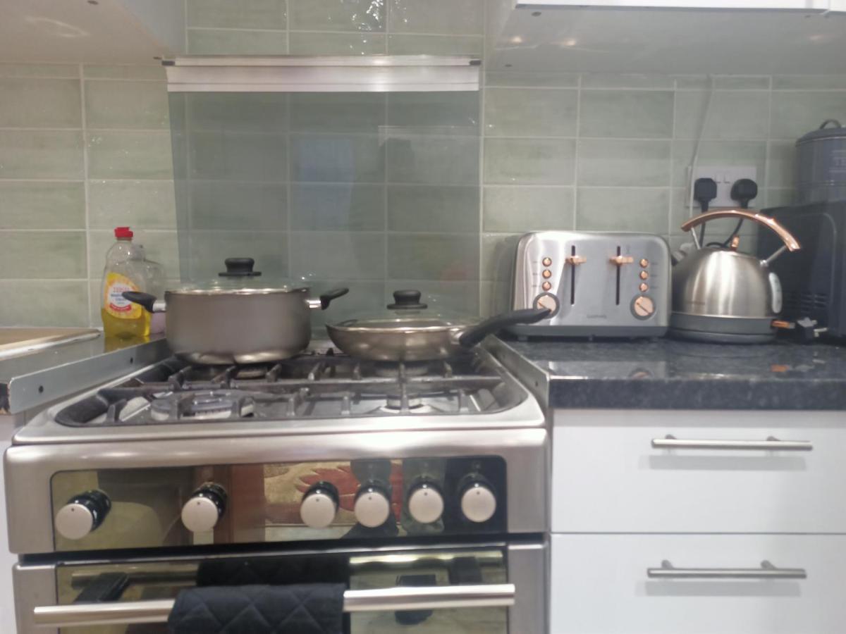 Homey Studio In Newport Perfect For Couples & Travelers Bagian luar foto