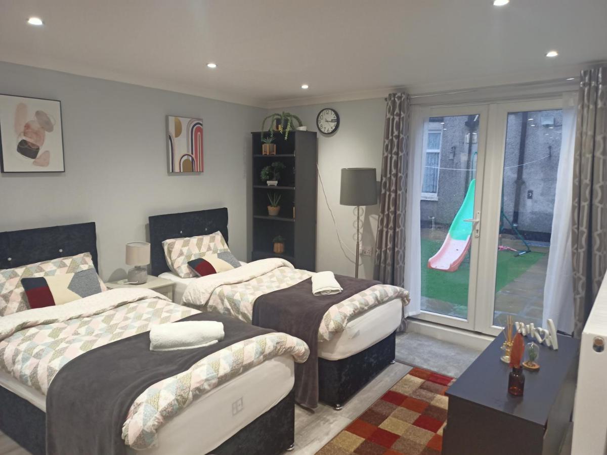 Homey Studio In Newport Perfect For Couples & Travelers Bagian luar foto