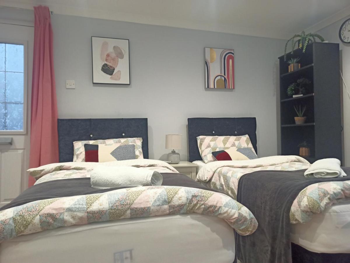 Homey Studio In Newport Perfect For Couples & Travelers Bagian luar foto