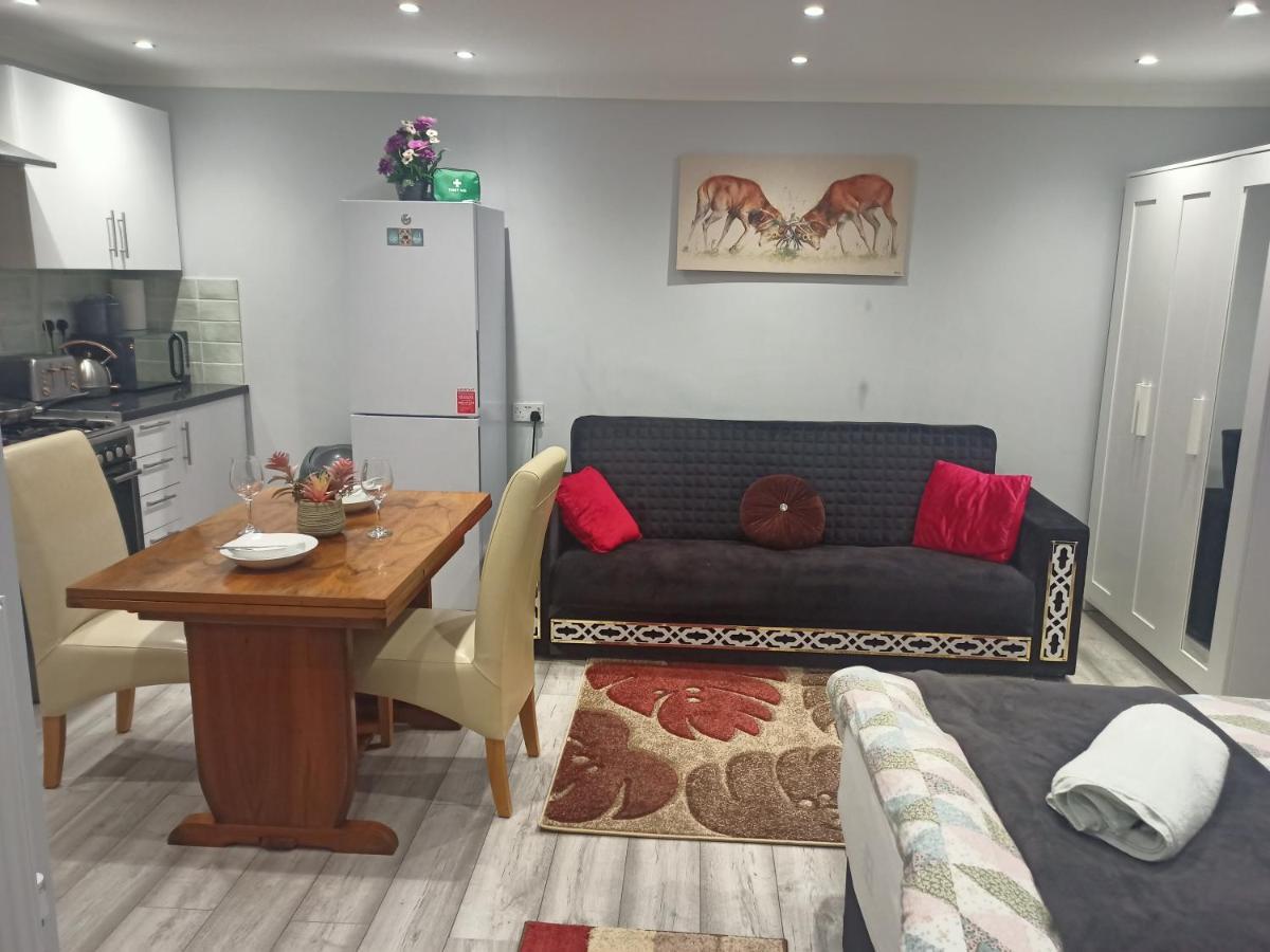 Homey Studio In Newport Perfect For Couples & Travelers Bagian luar foto