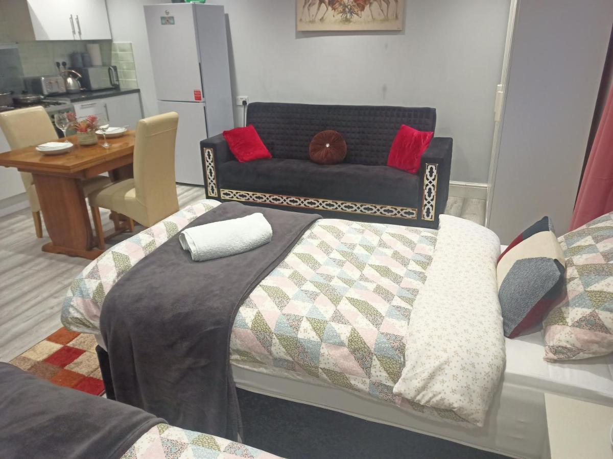 Homey Studio In Newport Perfect For Couples & Travelers Bagian luar foto