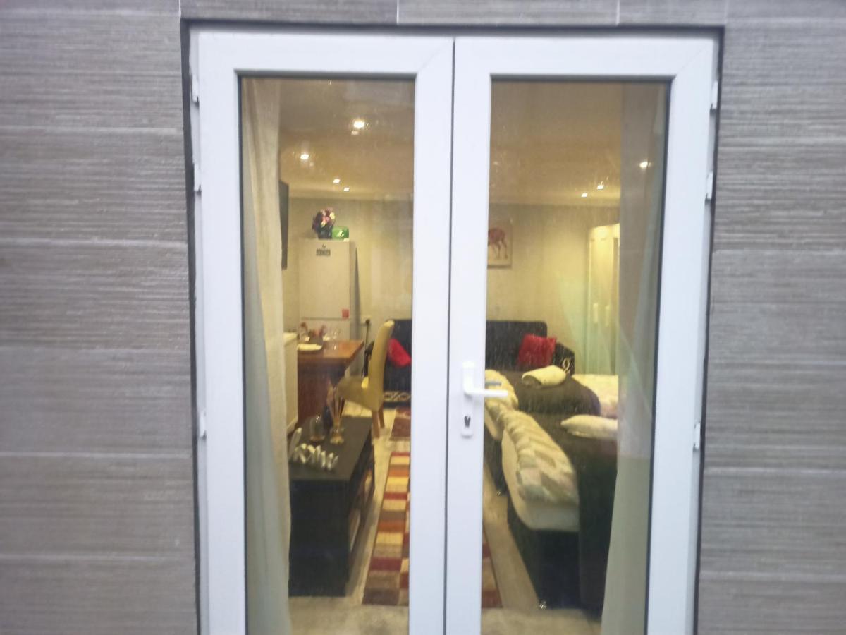 Homey Studio In Newport Perfect For Couples & Travelers Bagian luar foto