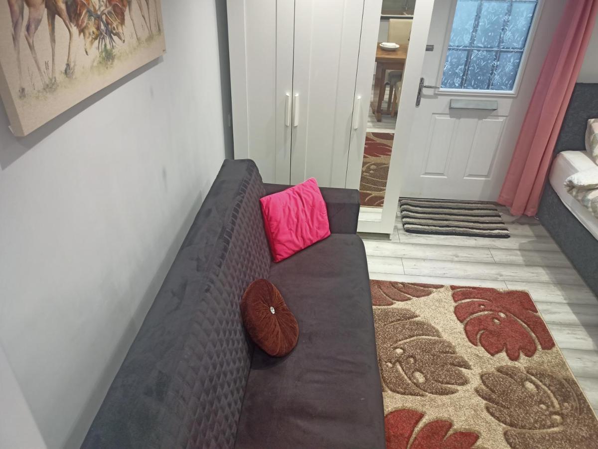 Homey Studio In Newport Perfect For Couples & Travelers Bagian luar foto