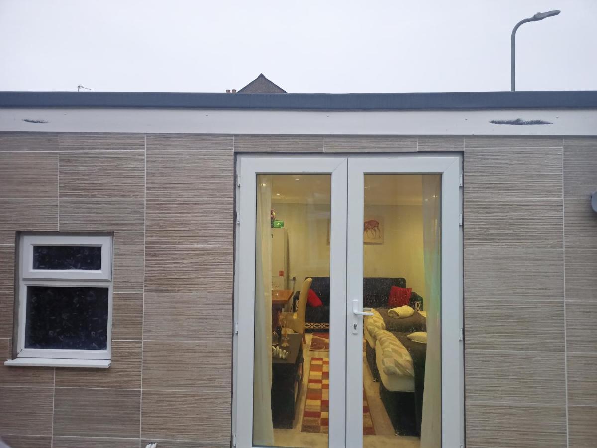Homey Studio In Newport Perfect For Couples & Travelers Bagian luar foto