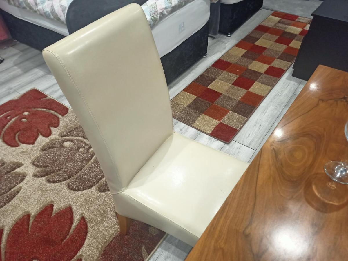 Homey Studio In Newport Perfect For Couples & Travelers Bagian luar foto