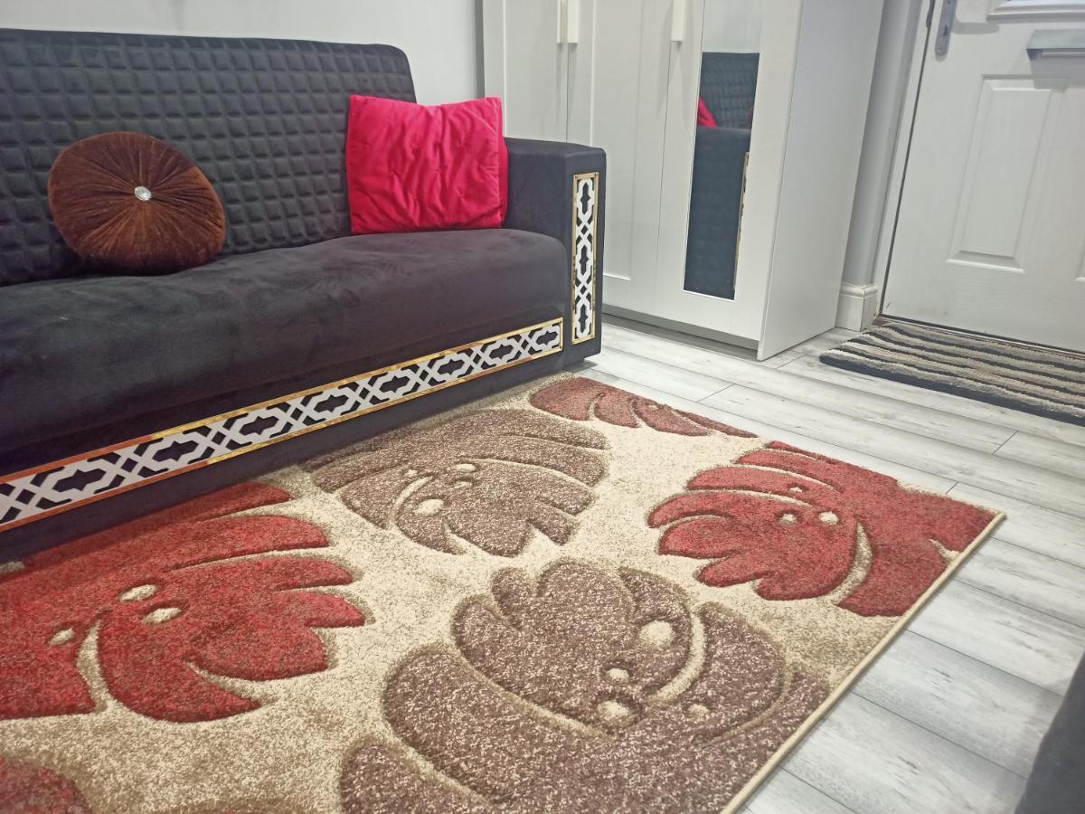 Homey Studio In Newport Perfect For Couples & Travelers Bagian luar foto