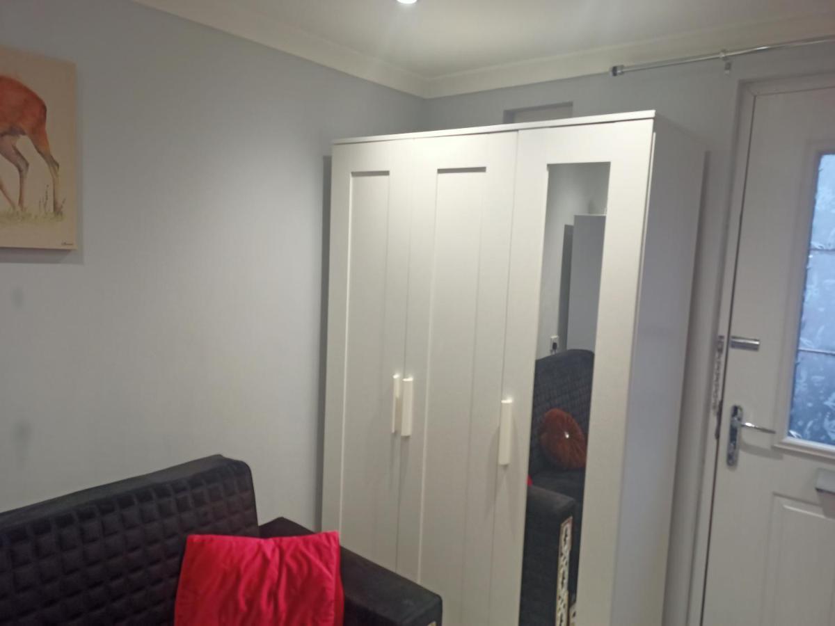 Homey Studio In Newport Perfect For Couples & Travelers Bagian luar foto