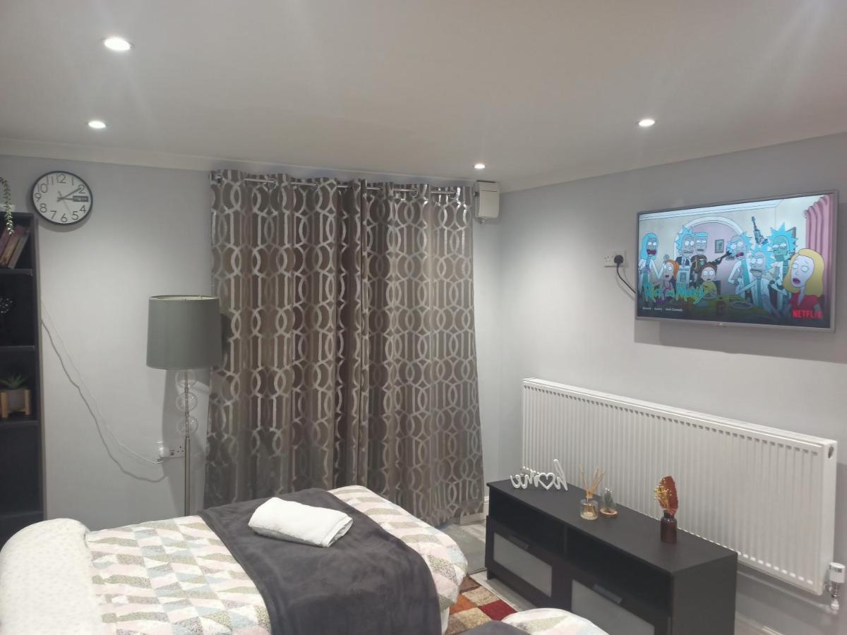 Homey Studio In Newport Perfect For Couples & Travelers Bagian luar foto