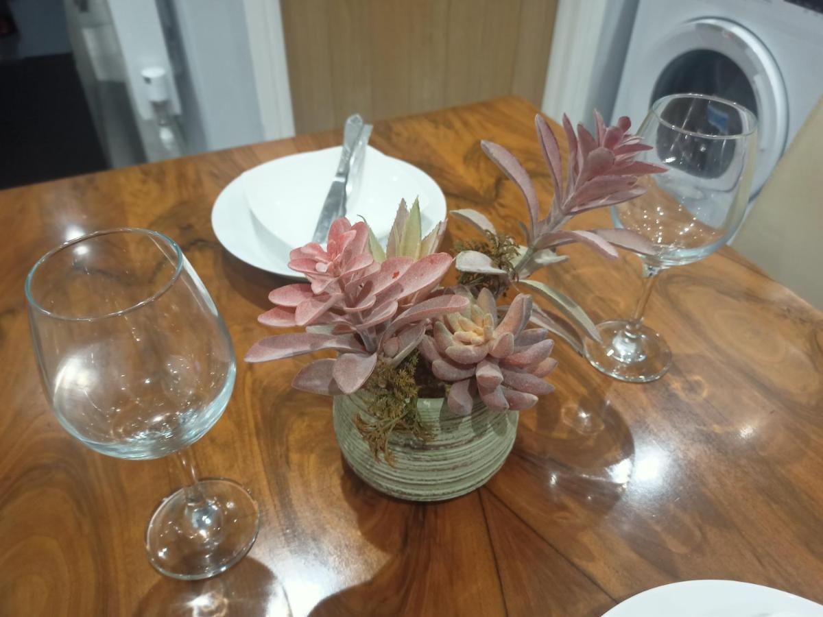 Homey Studio In Newport Perfect For Couples & Travelers Bagian luar foto