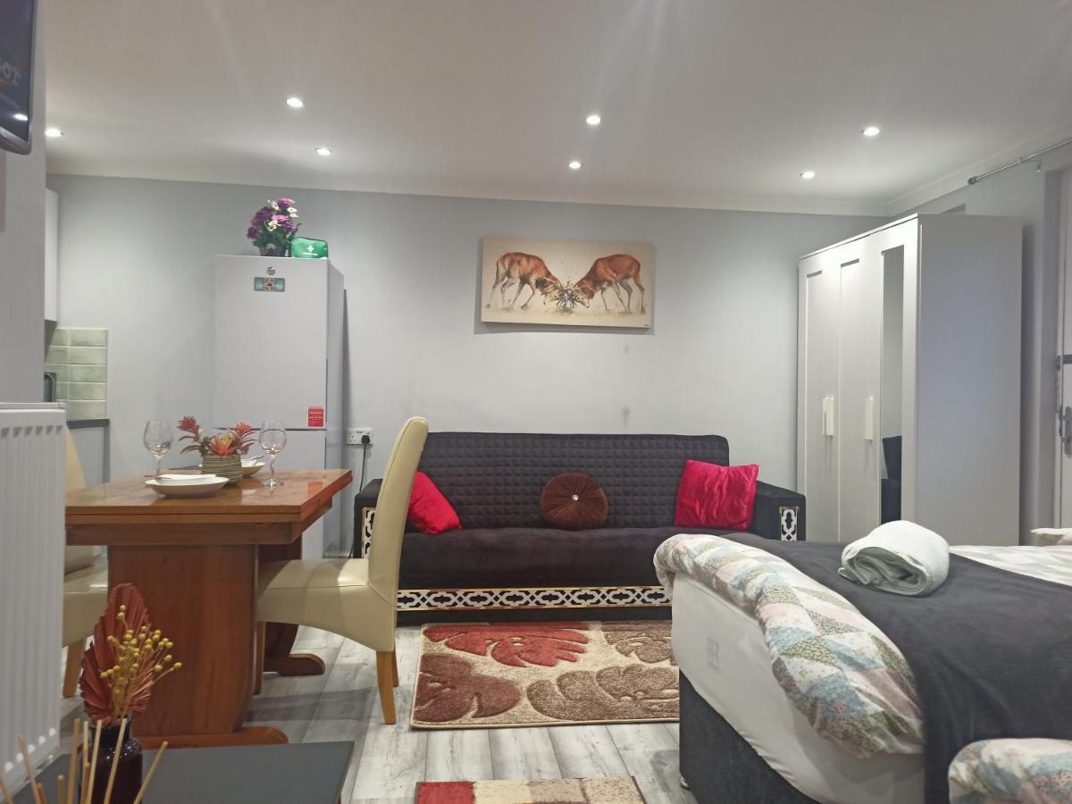 Homey Studio In Newport Perfect For Couples & Travelers Bagian luar foto