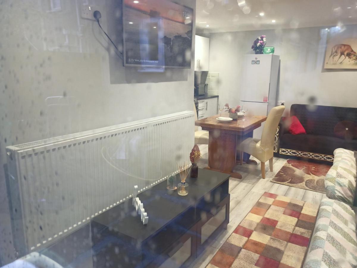 Homey Studio In Newport Perfect For Couples & Travelers Bagian luar foto