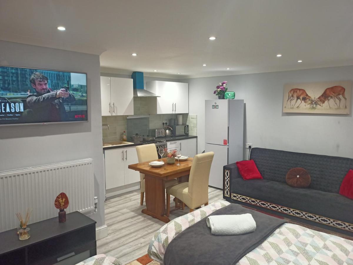 Homey Studio In Newport Perfect For Couples & Travelers Bagian luar foto