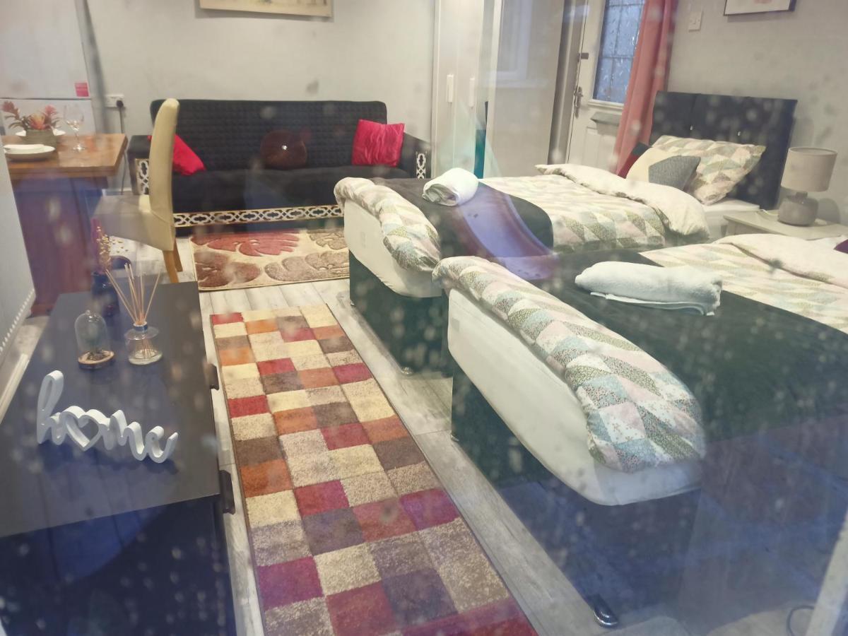 Homey Studio In Newport Perfect For Couples & Travelers Bagian luar foto