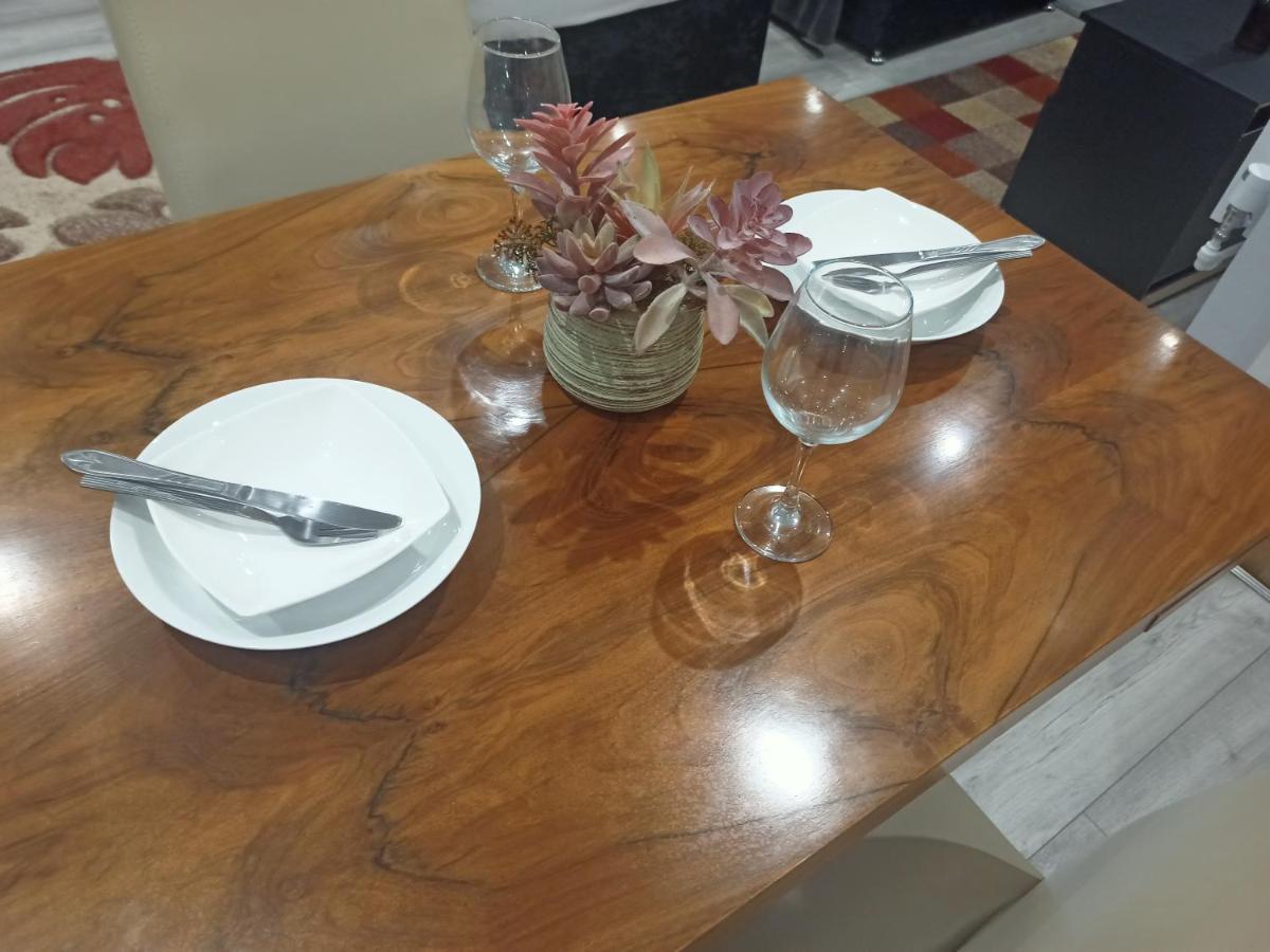 Homey Studio In Newport Perfect For Couples & Travelers Bagian luar foto