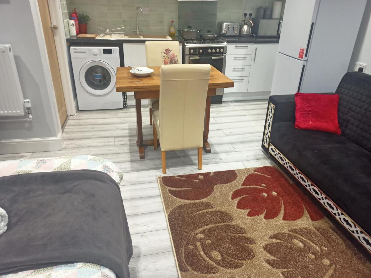 Homey Studio In Newport Perfect For Couples & Travelers Bagian luar foto