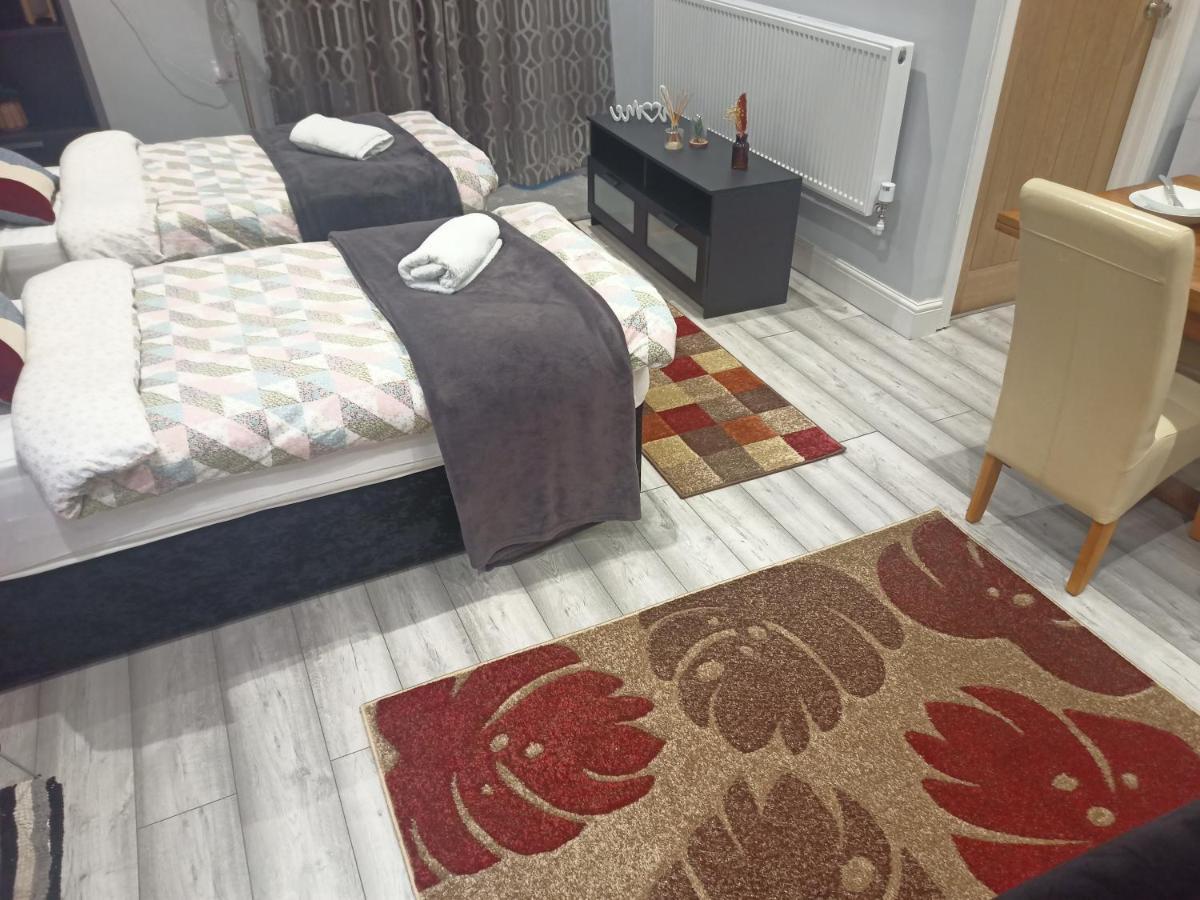 Homey Studio In Newport Perfect For Couples & Travelers Bagian luar foto