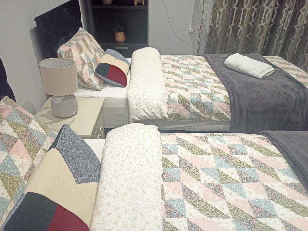 Homey Studio In Newport Perfect For Couples & Travelers Bagian luar foto